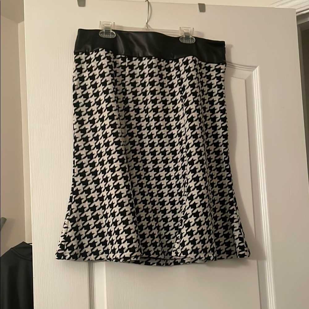 Stylish Black and White Houndstooth Skirt